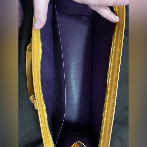 LOUIS VUITTON SAC TRIANGLE EPI - Picture 12 of 16